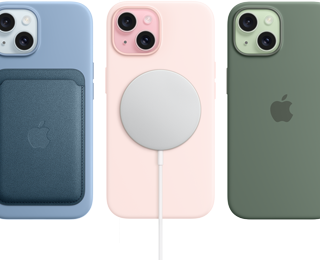 Trois iPhone 15 montrant l’étui en silicone avec MagSafe pour iPhone 15, le portefeuille à tissage fin avec MagSafe, le chargeur MagSafe et la batterie externe MagSafe.