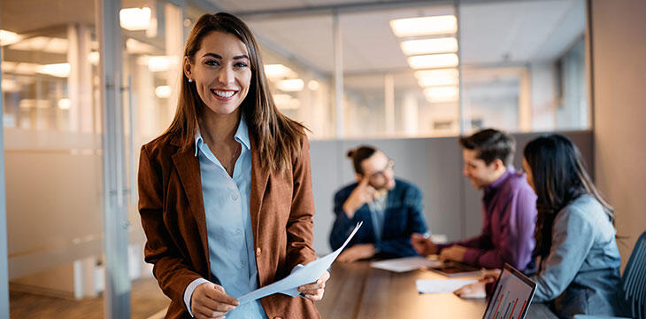 Femme Affaires salle de réunion 