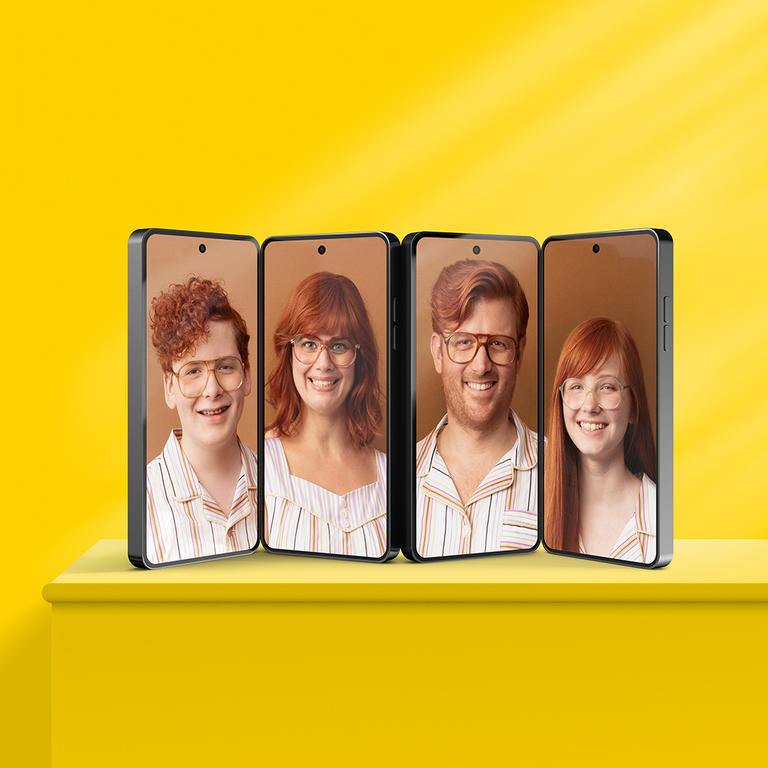 4 téléphones avec famille aux cheveux roux