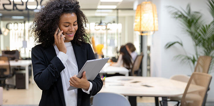 Femme frisée Mobilité Affaires Cellulaire