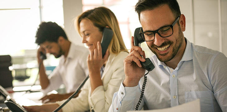 Homme Sourire Lunette Téléphone