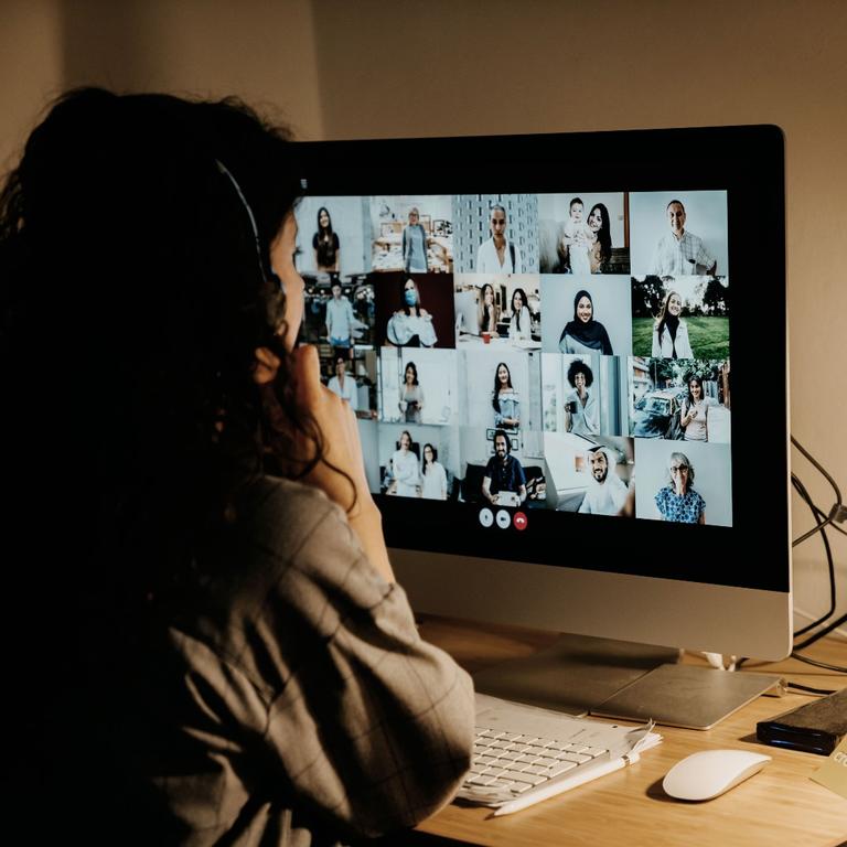 femme écran conférence virtuelle meeting 