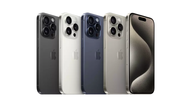 Quatre iPhone 15 Pro vus de face, chacun dans une couleur différente : Titane noir, Titane blanc, Titane bleu et Titane naturel.