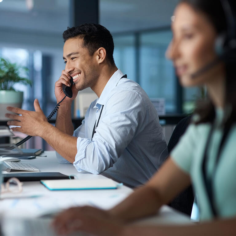 Téléphone Homme sourire Liaison SIP