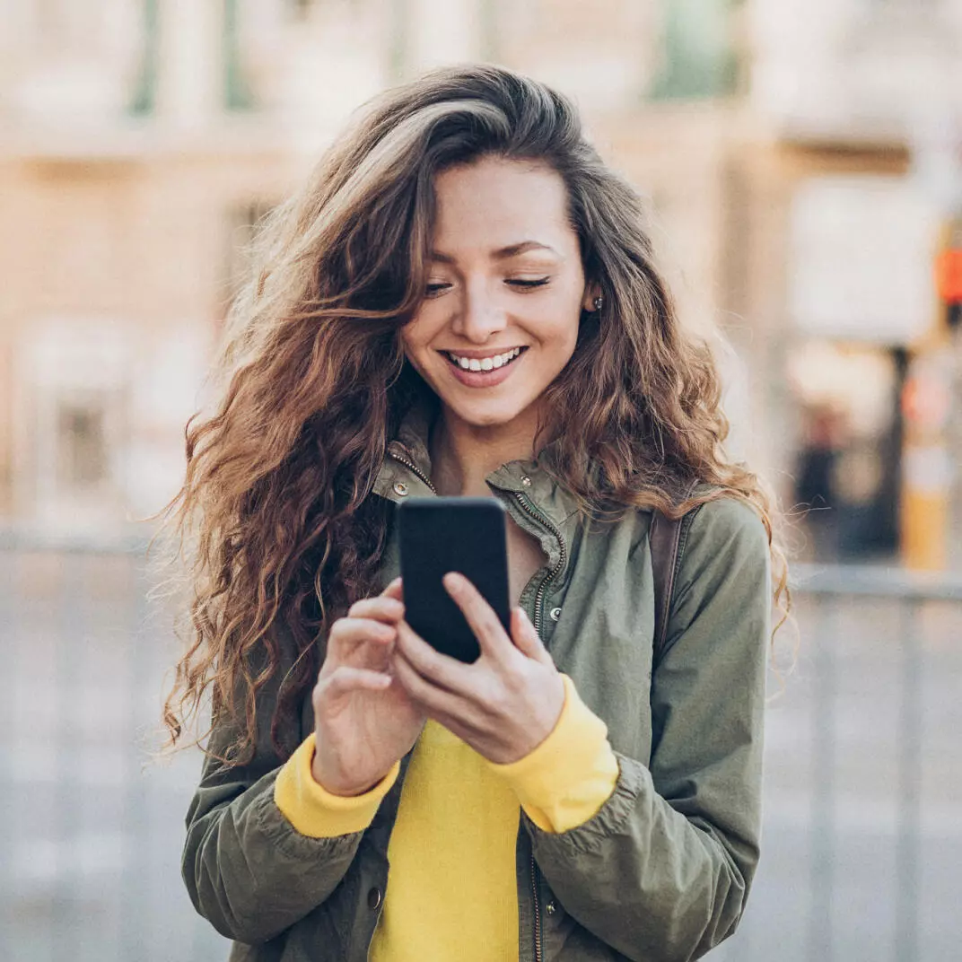 mobilite - sourire femme extérieur