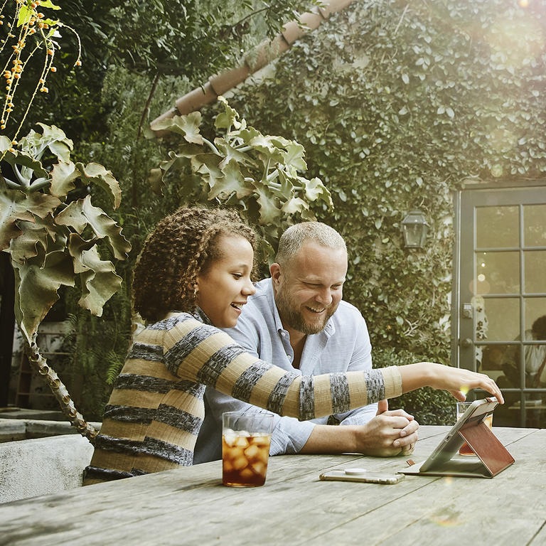 Enfant et adulte avec un verre de thé glacé