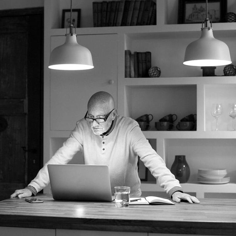 homme cuisine laptop