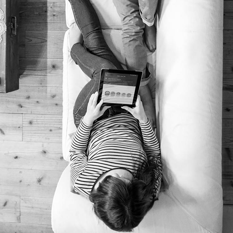 femme tablette canape