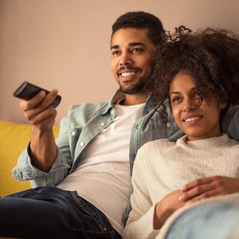 Couple devant TV canapé telecommande