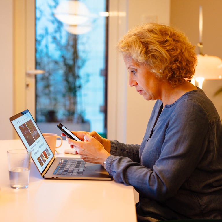  blonde woman mobile laptop 