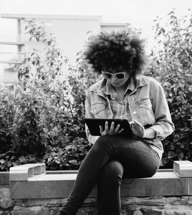 Femme avec tablette