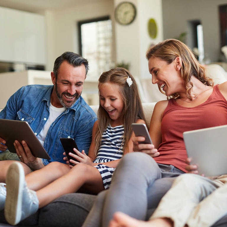 famille canapé telephone tablette