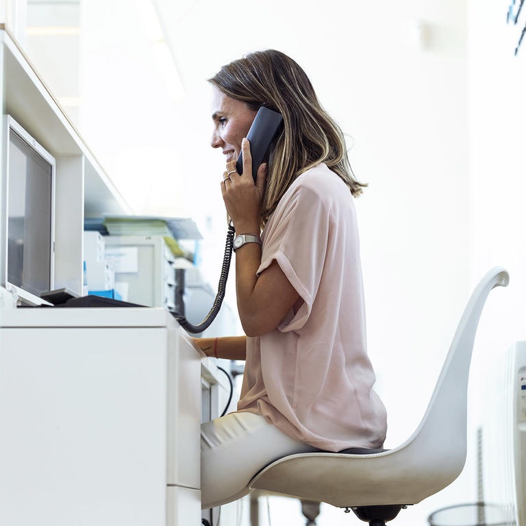 femme telephone bureau